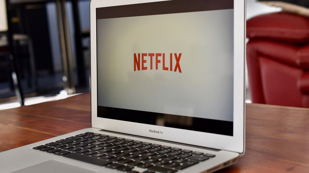 Imagem de um notebook com a tela da Netflix para ilustrar uma matéria jornalística sobre a multa que a Netflix recebeu na Holanda.