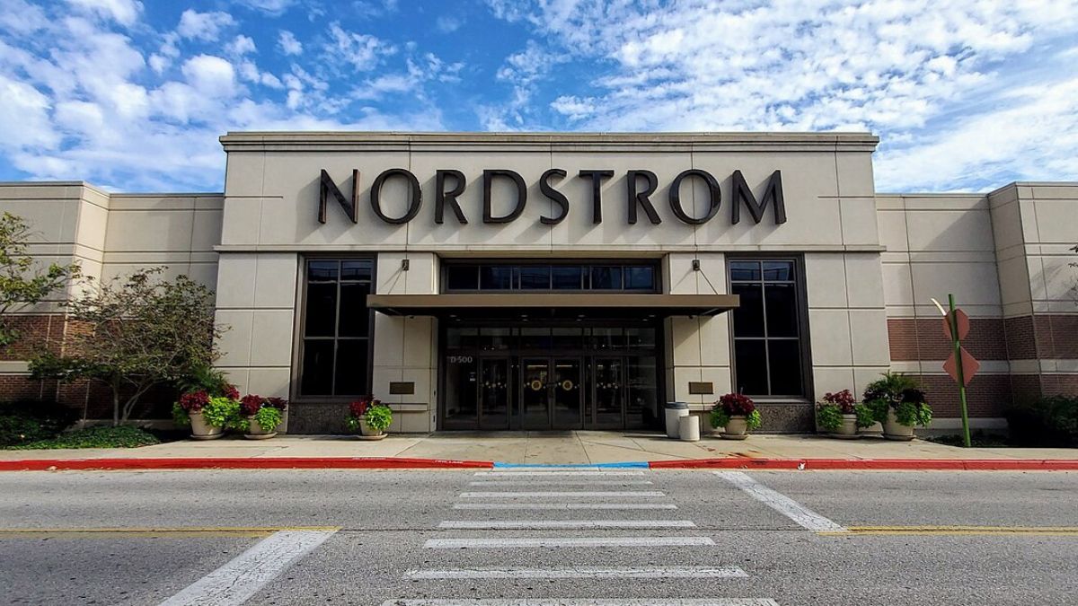 Imagem da fachada da Nordstrom para ilustrar um acordo bilionário Nordstrom e com a Liverpool.