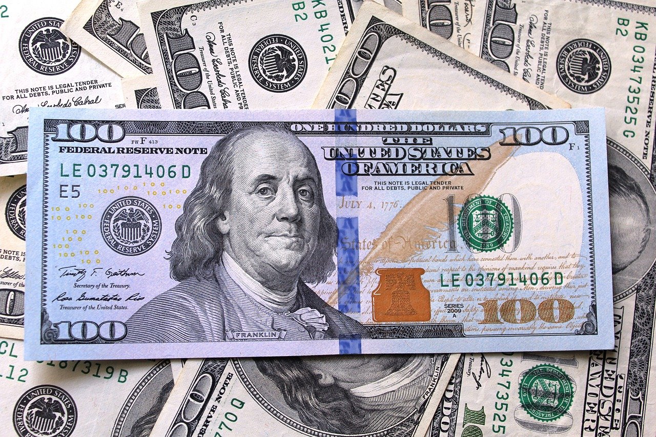 Imagem de cédulas de dólares. Novo leilão do BC ofertará até US$ 3 bilhões na quinta-feira (26)
