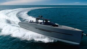 Iate de luxo OKEAN 57 navegando no mar com velocidade, deixando um rastro em formato de curva, sob céu claro e águas calmas.