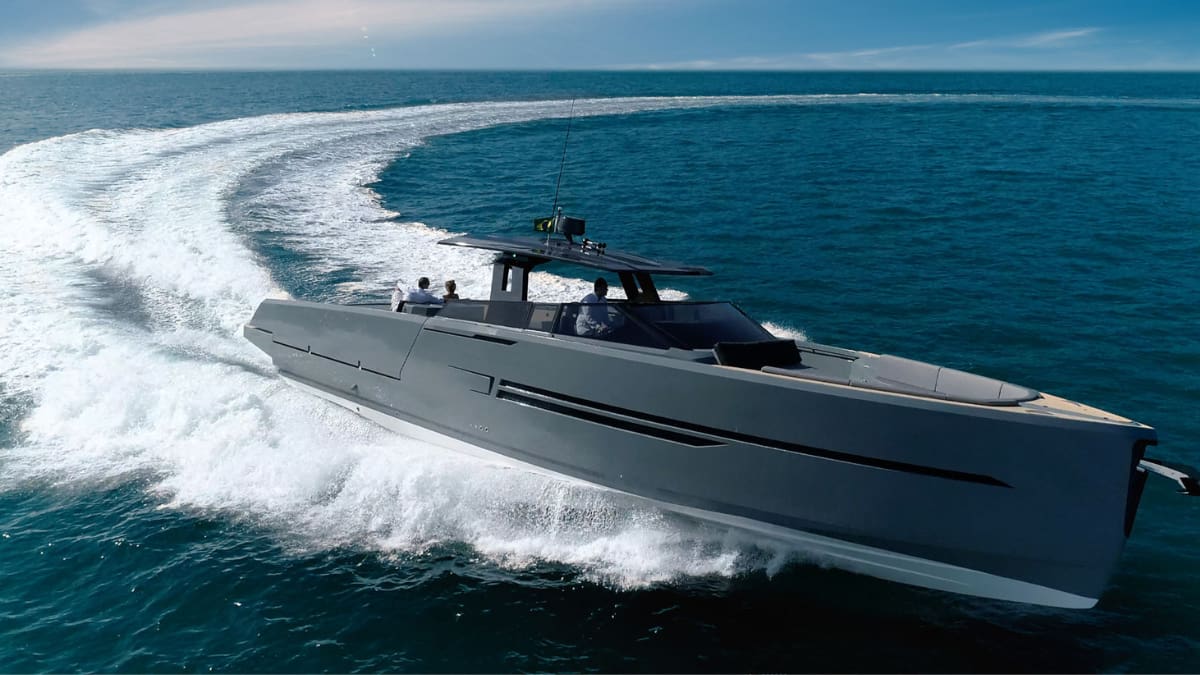Iate de luxo OKEAN 57 navegando no mar com velocidade, deixando um rastro em formato de curva, sob céu claro e águas calmas.