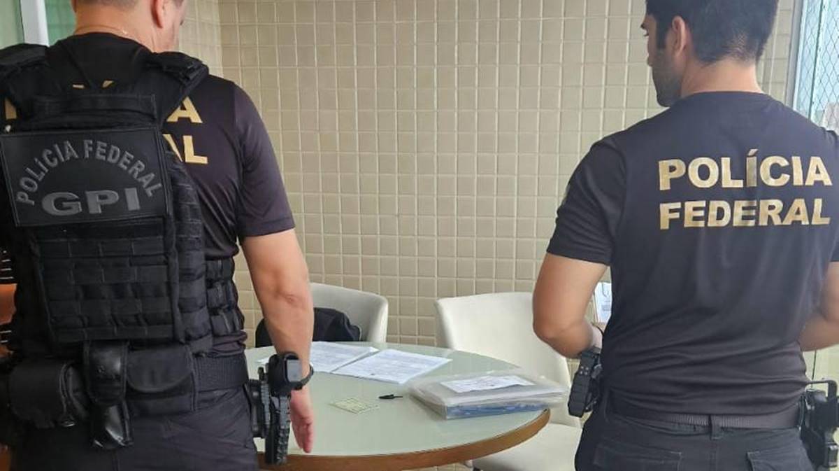 Na imagem, veículo da Polícia Federal durante operação que desmantelou esquema de lavagem de dinheiro no Ceará