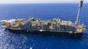 Imagem de plataforma de petróleo da Petrobras em alto mar, em meio a anúncio de que haverá leilão de barris de petróleo