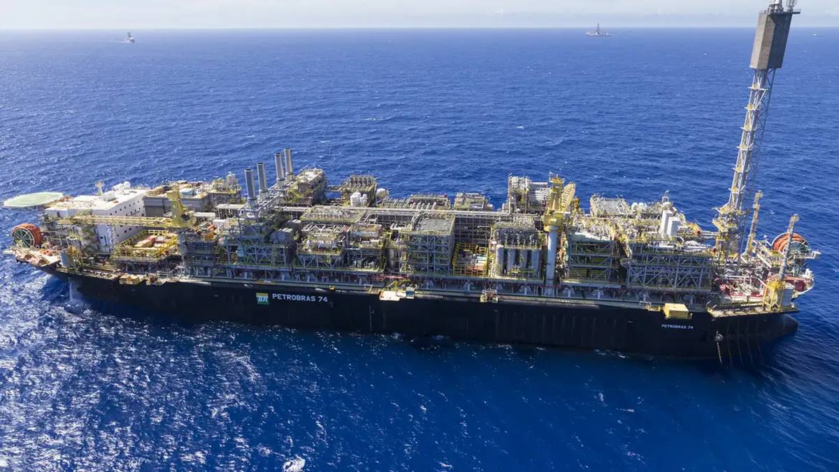 Imagem de plataforma de petróleo da Petrobras em alto mar, em meio a anúncio de que haverá leilão de barris de petróleo
