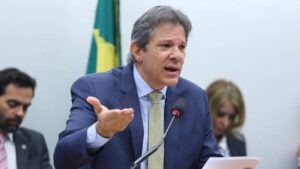 No centro da imagem, Fernando Haddad, ministro da Fazenda, em comissão na Câmara dos Deputados. Pacote de ajuste fiscal de Haddad é desidratado e ministro se enfraquece à frente da Fazenda