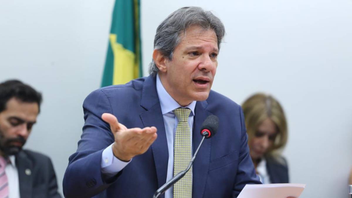No centro da imagem, Fernando Haddad, ministro da Fazenda, em comissão na Câmara dos Deputados. Pacote de ajuste fiscal de Haddad é desidratado e ministro se enfraquece à frente da Fazenda