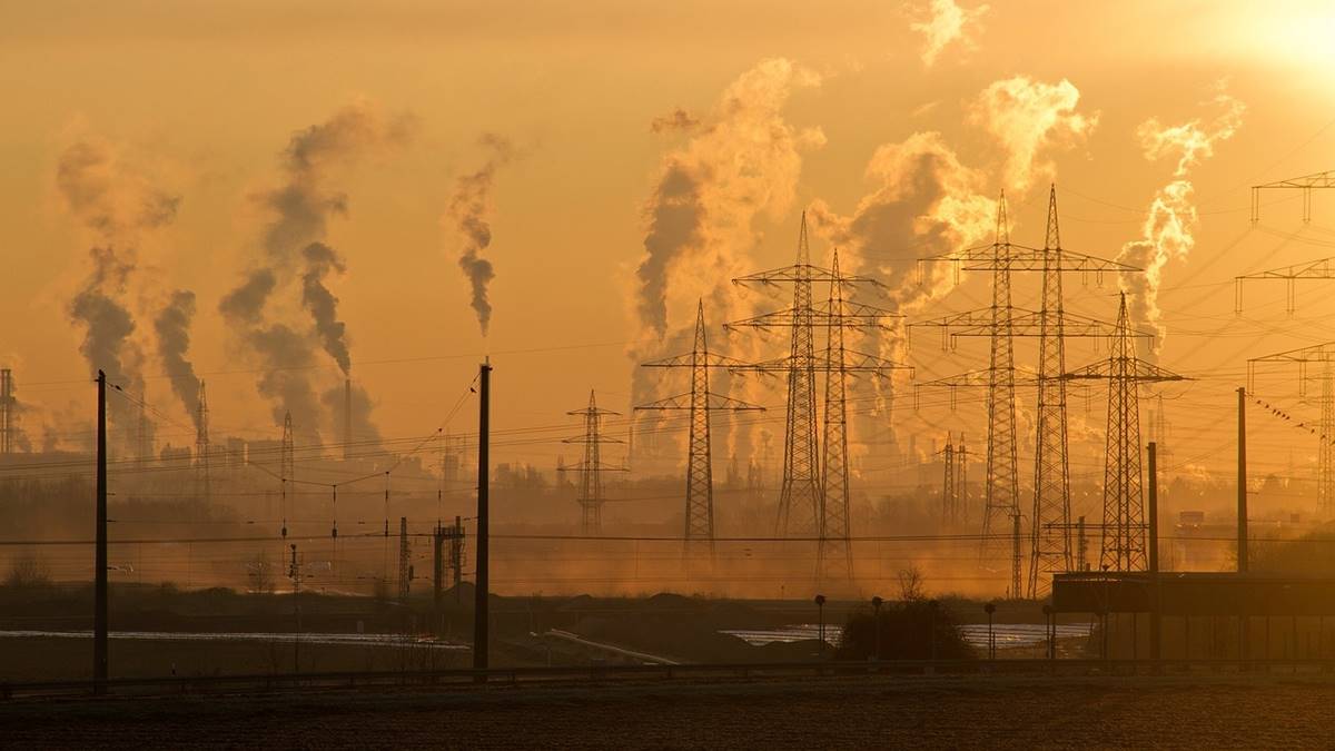 Imagem de fumaça em um dia ensolarado, em meio à parceria Brasil e Reino Unido para descarbonizar a indústria