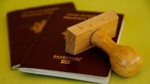 Imagem de um passaporte para ilustrar uma matéria jornalística sobre os passaporte dos Emirados.
