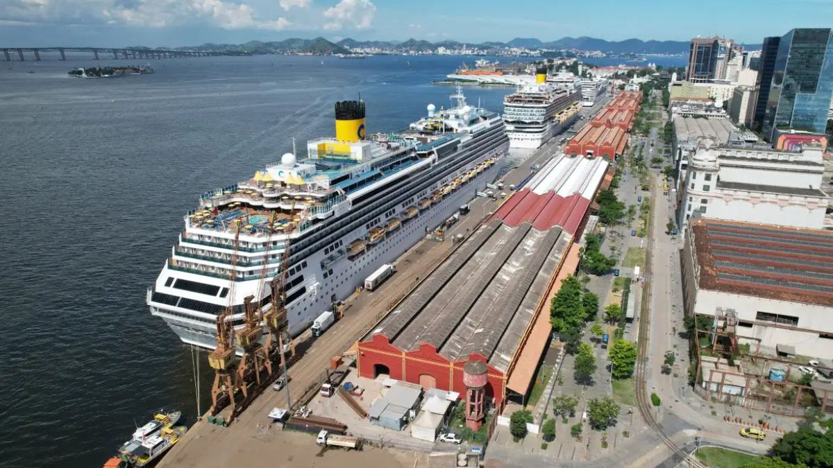 Imagem de um cruzeiro de luxo no Píer Mauá