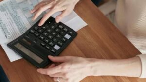 Foto de uma calculadora. Prazo para renegociação de dívidas de pequenas empresas acaba no dia 31 de dezembro