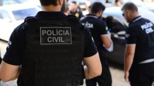 Imagem um policial civil usando um colete preto para ilustrar uma matéria jornalística sobre corrupção sobre o prefeito eleito no Ceará