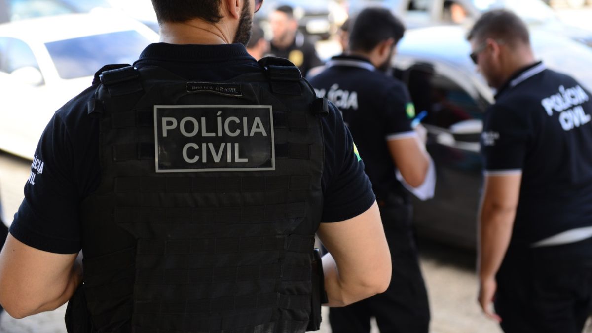 Imagem um policial civil usando um colete preto para ilustrar uma matéria jornalística sobre corrupção sobre o prefeito eleito no Ceará