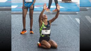 Imagem da brasileira Núbia de Oliveira que conquistou o terceiro lugar na corrida em São Paulo. A foto é para ilustrar a matéria jornalística sobre a premiação da corrida de São Silvestre.