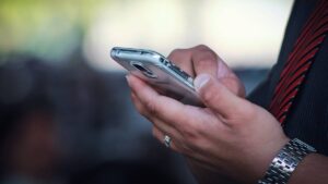 Na imagem uma mão e um celular. Programa Celular Seguro terá nova funcionalidade contra roubos