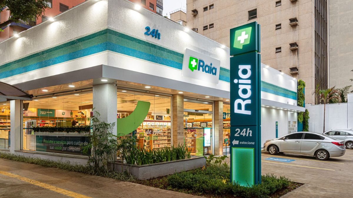 Imagem da fachada de uma farmácia da RaiaDrogasil.