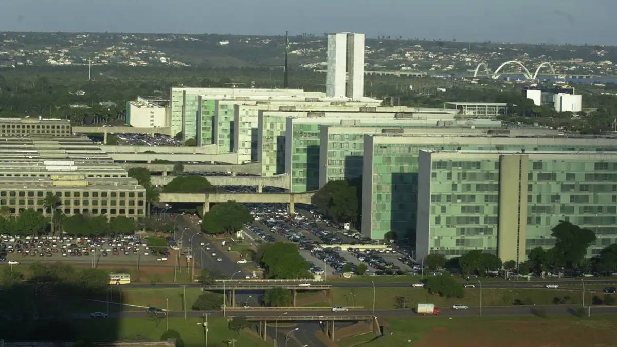 Imagem da Esplanada dos Ministérios, em Brasília. Reajuste dos servidores custará R$ 17,9 bilhões aos cofres públicos em 2025