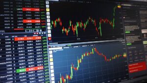 Imagem de gráficos de ações do mercado financeiro em meio á notícia de que a Receita Federal e B3 lançaram nova ferramenta para calcular imposto sobre operações