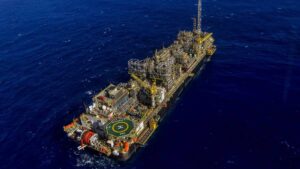Na imagem conta uma plataforma de petróleo. Em 2024, o Brasil registrou recorde na exportação de petróleo