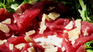 Imagem de carpaccio, em meio a decisão de incluir a isenção de carne e queijo