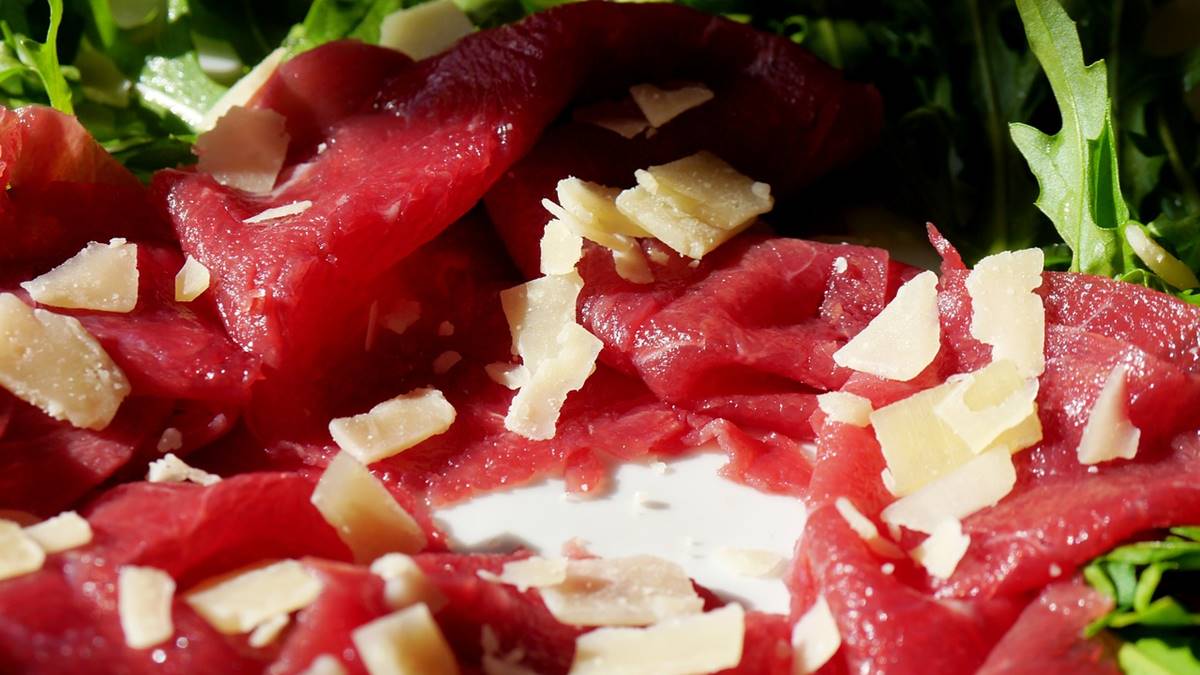 Imagem de carpaccio, em meio a decisão de incluir a isenção de carne e queijo
