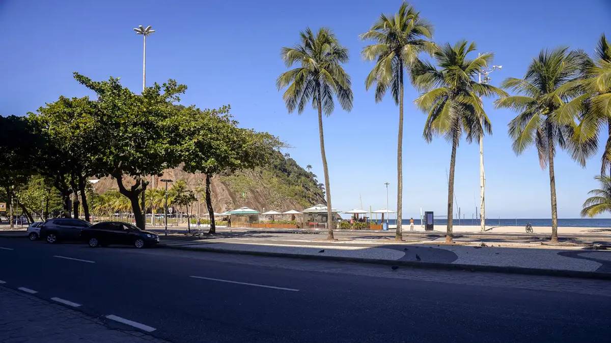 Vista para orla de praia na zona sul do Rio, onde a procura por hotéis cresce com a proximidade do Réveillon no Rio