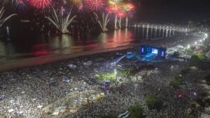 Imagem da queima da fogos na virada de ano em Copacabana. Réveillon no Rio de Janeiro movimentará mais de 3,2 bilhões, diz prefeitura da cidade