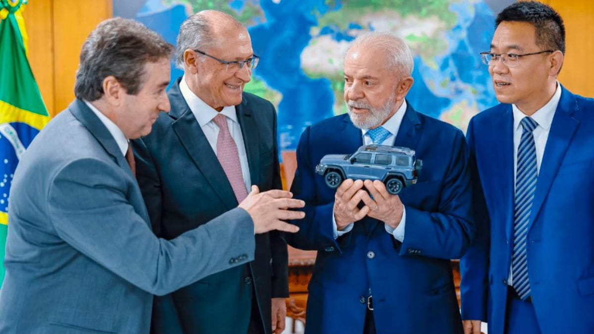 Imagem de Ricardo Bastos, Geraldo Alckmin e Parker Shi entregando ao presidente Lula uma miniatura do GWM Tank 300.
