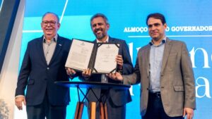 Durante o almoço, três projetos foram assinados por Elamado de Freitas, no registro com Ricardo Cavalcanrte e Salmito Filho.