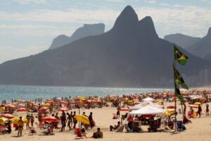 Imagem da praia de Ipanema. Rio de Janeiro cria cashback para estrangeiros