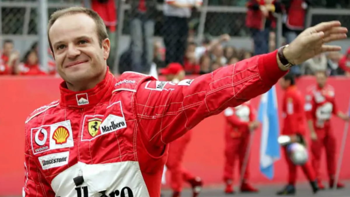 Rubens Barrichello em uniforme da Ferrari, um dos maiores pilotos brasileiros e destaque na Fórmula 1. Quanto ganha Rubens Barrichello?