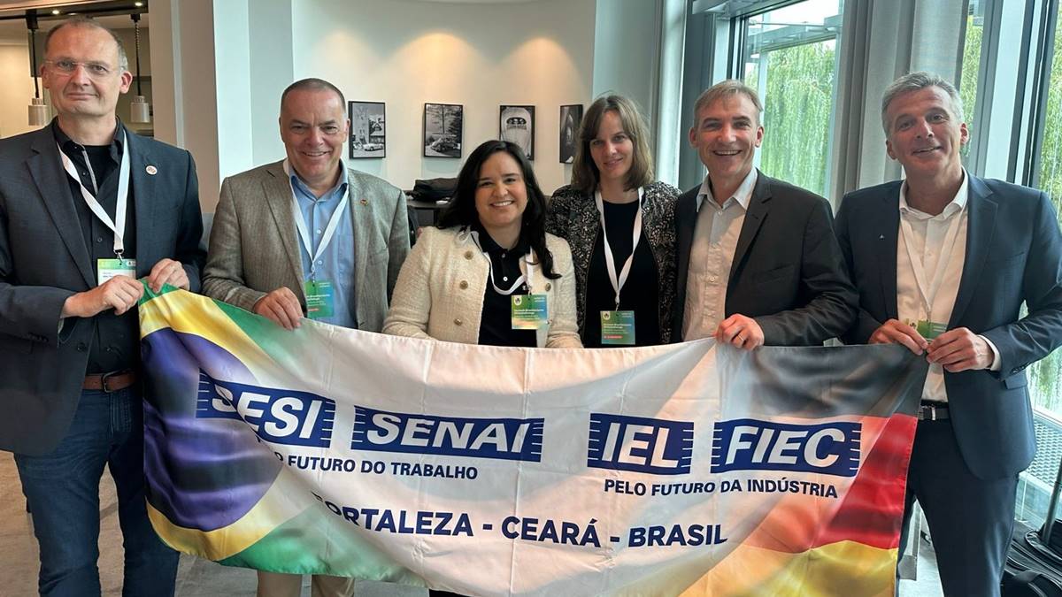Na imagem, constam representantes do SENAI Ceará, GIZ e TÜV Rheinland para Acordo hidrogênio verde