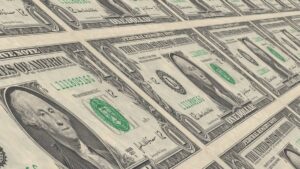 Imagem com diversas cédulas de dólares. Saiba qual a origem do dólar utilizado pelo BC para baixar a taxa de câmbio