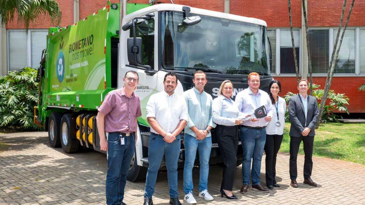 Representantes da Marquise Ambiental e Scania Conterrânea em frente a um caminhão movido a biometano, simbolizando a nova parceria sustentável.