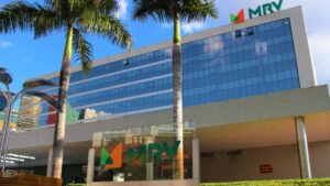 Sede da MRV com fachada moderna e logotipo da empresa visível, destacando o grupo que vende terreno nos EUA.