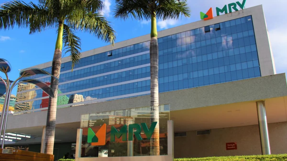 Sede da MRV com fachada moderna e logotipo da empresa visível, destacando o grupo que vende terreno nos EUA.