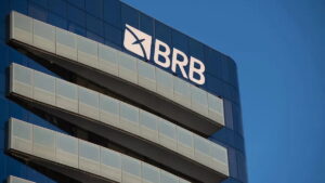 Fachada moderna da sede do Banco BRB, reforçando a parceria estratégica com a BRM Asset no mercado imobiliário.