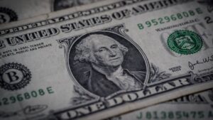 Imagem de uma cédula em dólar em meio ao fato do Senado aprovar empréstimo internacional com garantia da União