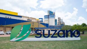 Imagem da sede da Suzano em meio ao comunicado em que se fixa a projeção da Suzano para 2025