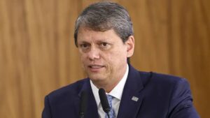 Na imagem, o governador de São Paulo, Tarcísio de Freitas, que reconheceu o peso de suas falas no aumento da violência policial