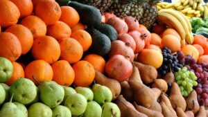 Imagem com verduras e legumes em meio à decisão de Tarcísio de renovar a isenção para alimentos via IMCS em São Paulo