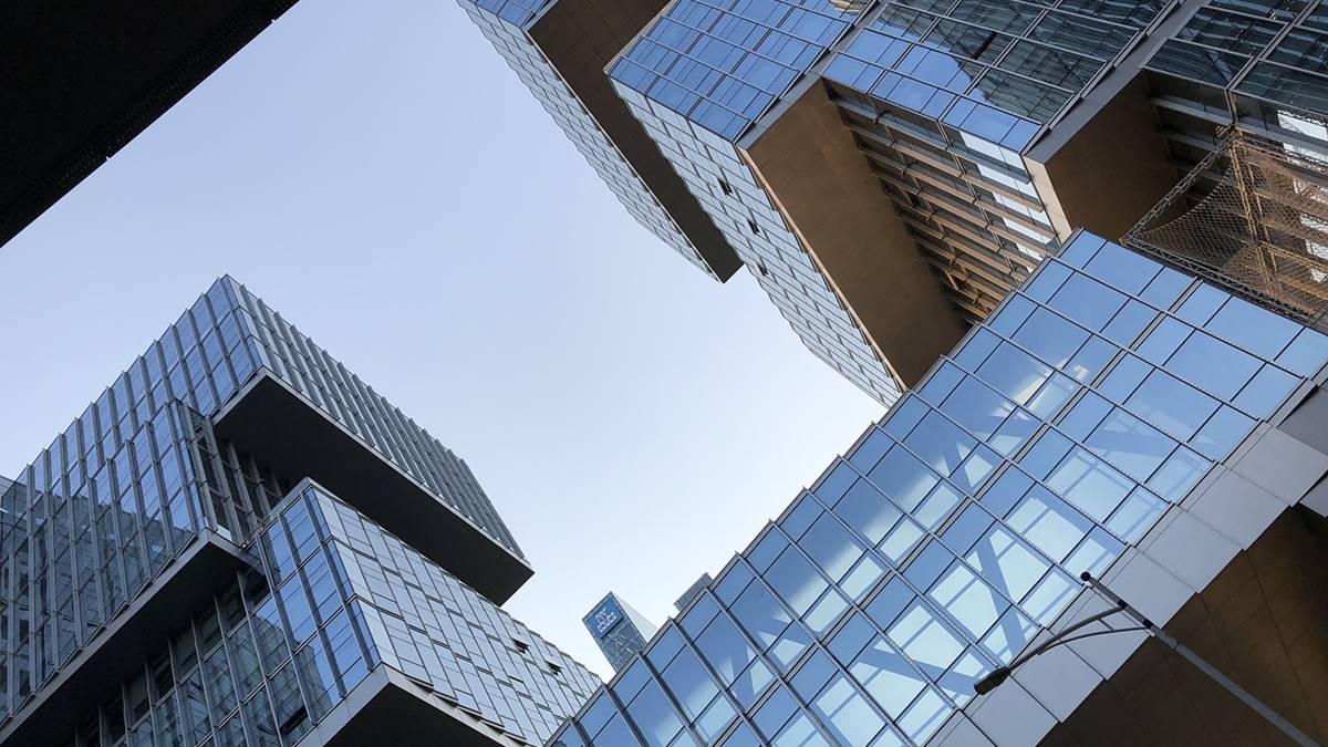 Prédio moderno em alusão à taxação do lucro de multinacionais é aprovada no Senado um dia depois de passar pela Câmara