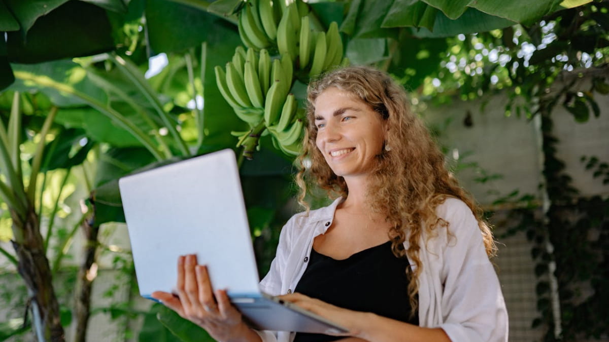 Imagem de uma gestora no campo fazendo uso da Tecnologia na gestão do agronegócio.