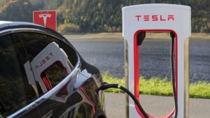 Imagem de um carro elétrico para ilustrar uma matéria sobre as ações da Tesla. Queda na tesla