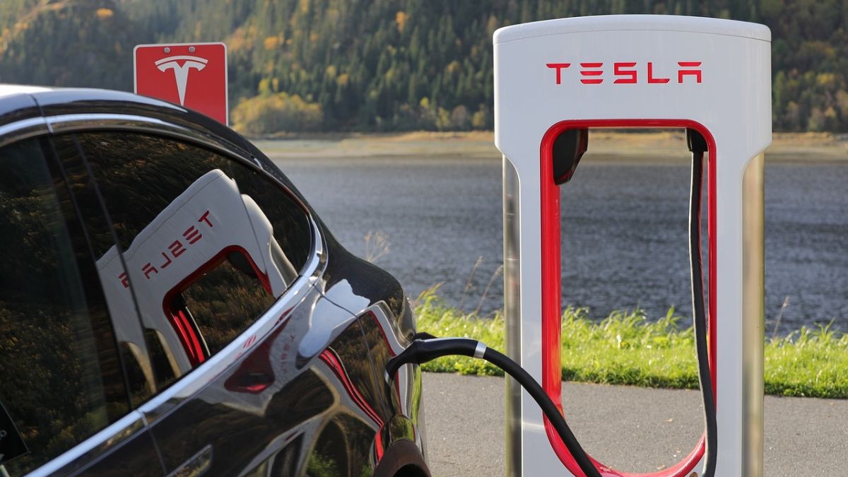 Imagem de um carro elétrico para ilustrar uma matéria sobre as ações da Tesla. Queda na tesla
