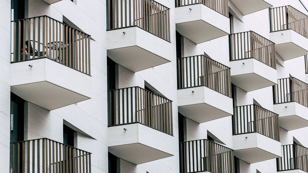Na imagem, uma série de sacadas de apartamentos, em meio à reforma tributária que incluiu isenção para aluguéis