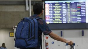 Imagem de um turista dentro do aeroporto para ilustrar uma matéria jornalística sobre o turismo estrangeiro no Brasil.