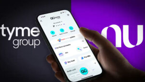 Imagem de uma mão segurando um smartphone exibindo o aplicativo financeiro da GoTyme Bank, com destaque para o logotipo do Tyme Group à esquerda e o logotipo do Nubank em fundo roxo à direita. O Nubank investiu no Tyme Group.
