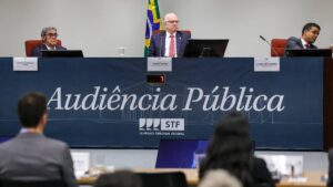 Na imagem, o ministro Edson Fachin comanda audiência pública sobre a existência ou não de vínculo empregatício com a Uber