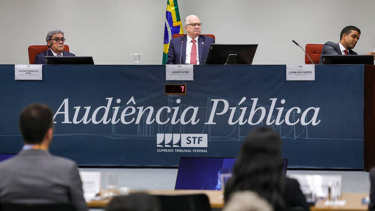 Na imagem, o ministro Edson Fachin comanda audiência pública sobre a existência ou não de vínculo empregatício com a Uber