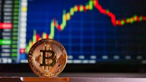 Imagem com moeda bitcoin que manteve valor acima dos 100 mil dólares após indicações de Trump